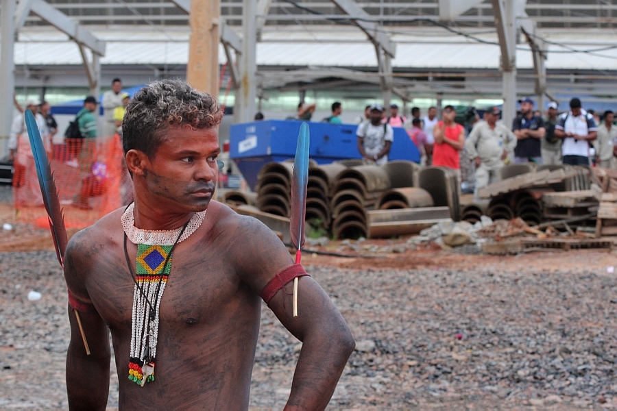 Índios invadem canteiro de obras em protesto contra a construção da Hidrelétrica de Belo Monte. (Crédito: Estadão)