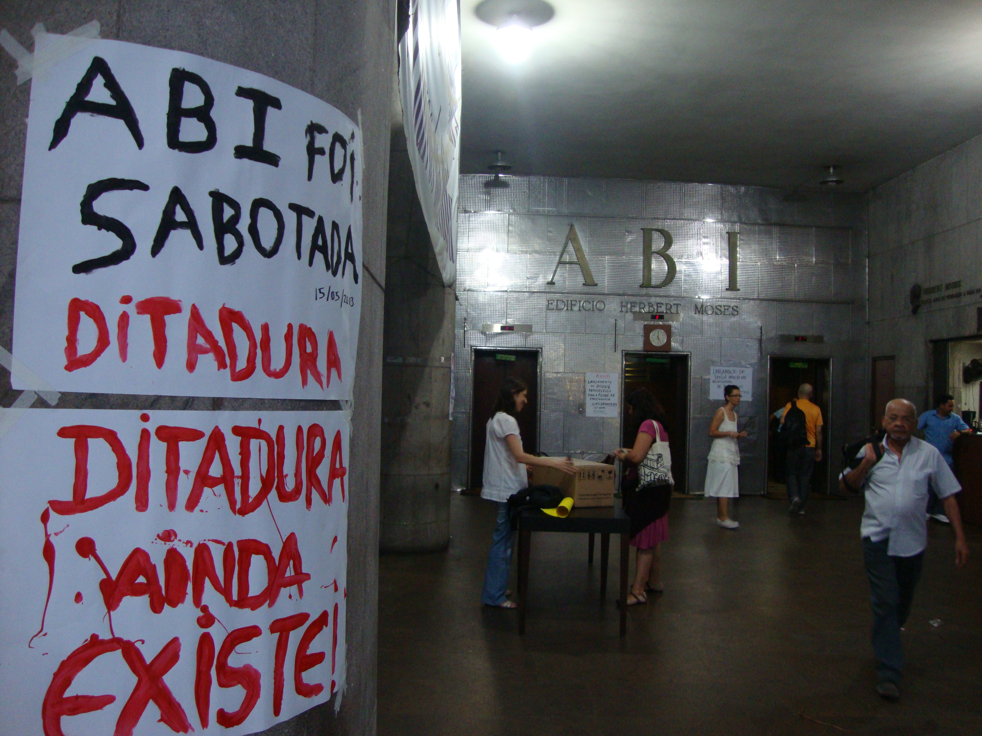 Cartazes em protesto à invasão da ABI. (Crédito: Daniel Mazola).