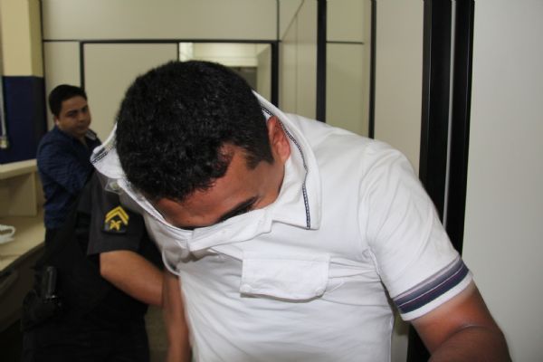 Policial tentou encobrir o rosto antes de agredir o fotógrafo. (Crédito: Luiz Alves/Folha do Estado)