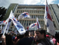 Jornalistas protestam em frente à sede da ERT Foto: Louisa Gouliamaki/AFP