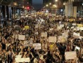 Uma multidão toma as ruas da cidade de Niterói. (Crédito: Marcelo Theobald / Jornal Extra)