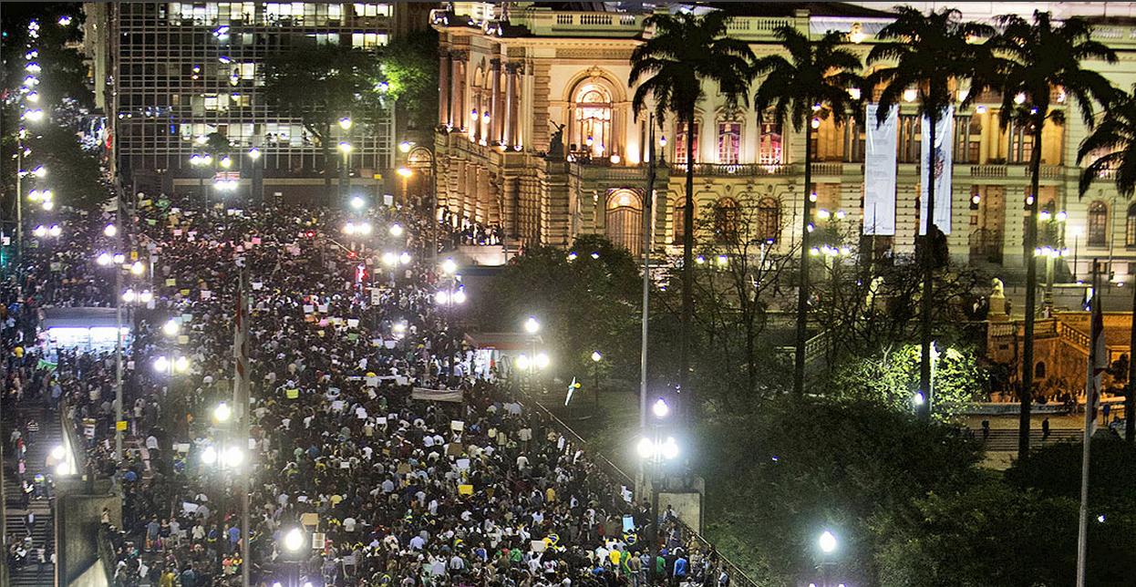 Manifestação em frente ao Teatro Municipal, em São Paulo. (Crédito: Sebastião Moreira/EFE)