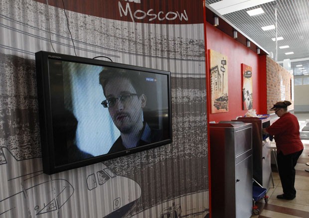 Edward Snowden em noticiário exibido no aeroporto de Moscou (Foto: Sergei Karpukhin/Reuters)