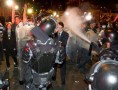 Policial atinge representante da OAB com gás de pimenta durante confronto entre policiais e manifestantes (Crédito: Fernando Quevedo / Agência O Globo)