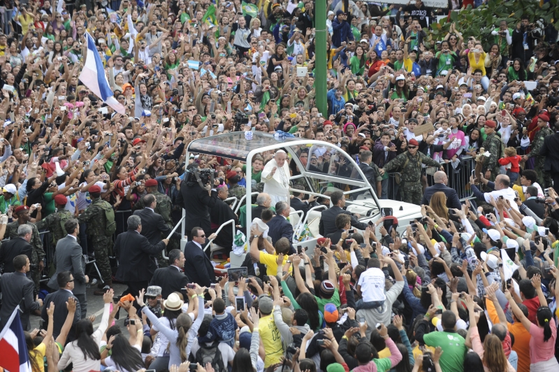 Papa Francisco acena para fiéis em sua chegada à Copacabana, onde foi celebrada a Missa de Envio, no domingo, 285 de julho (Crédito: Valor Econômico)