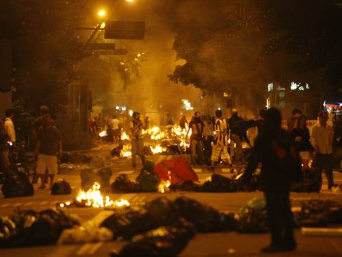 Barricadas de fogo na rua Ataulfo de Paiva Foto: Marcelo Carnaval / Agência O Globo