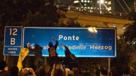 Manifestantes inserem o nome do jornalista Vladimir Herzog na ponte estaiada Foto:Rodrigo Paiva/Estadão Conteúdo