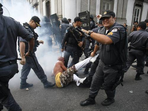 Tumulto entre manifestantes e policiais após um homem ter sido detido próximo à Igreja da Candelária (Crédito: Marcelo Carnaval / Agência O Globo)