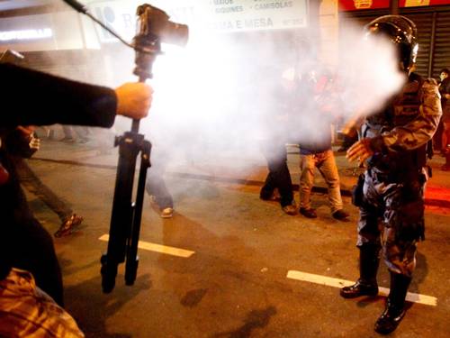 PM joga spray de pimenta em jornalistas (Foto: Pedro Kirilos/Agência O Globo)