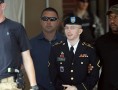 Bradley Manning, ao centro, sendo conduzido por policiais (Foto: AFP)