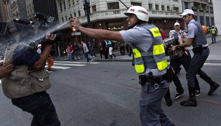 Cinegrafista atacado por policial durante manifestação Foto: Rodrigo Paiva/ Estadão