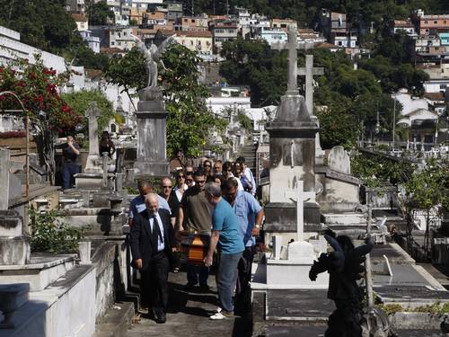 O corpo de Luiz Paulo Horta é enterrado no cemitério São João Batista (Foto: Marcelo Trsistão/Agência O Globo)