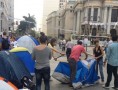 Manifestantes acampados em frente à Câmara Municipal (Foto: Henrique Coelho/G1)