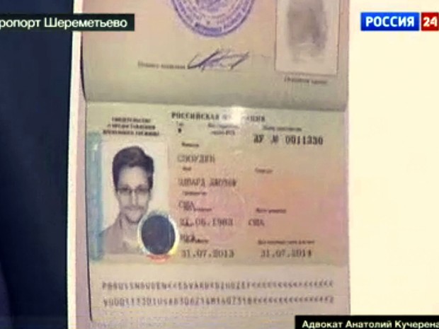 Cópia do documento provisório russo de Edward Snowden é apresentada por seu advogado, Anatoly Kucherena, em Moscou (Crédito: AP)