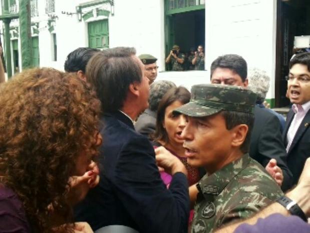 Randolfe e Bolsonaro discutem durante visita ao Doi-Codi, que funcionava em um prédio no interior do 1º Batalhão da Polícia do Exército, na Tijuca. (Crédito: Marcus Pinto / Terra)