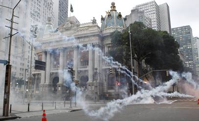 Bombas de gás atiradas em frente ao Theatro Municipal do Rio de Janeiro, na região da Cinlândia. (Crédito: O Globo)