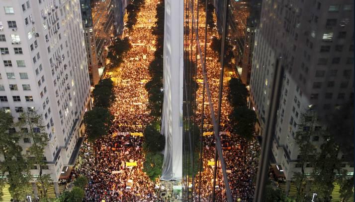 Cerca de 10 mil pessoas ocuparam a Avenida Rio Branco, no Centro do Rio, em protesto pela educação, no início<br/>da noite desta segunda-feira, 7 de outubro (Crédito: Pedro Kirilos / Agência O Globo)