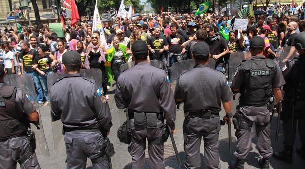 Servidores municipais de educação protestaram contra a aprovação do novo plano de cargos e salários nas imediações da Câmara dos Vereadores do Rio (Crédito: Alfredo Roza /Agência O Dia)