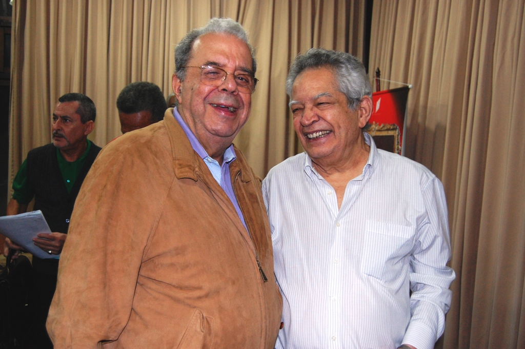 Maurício Azêdo ao lado do amigo e também jornalista Sérgio Cabral. 