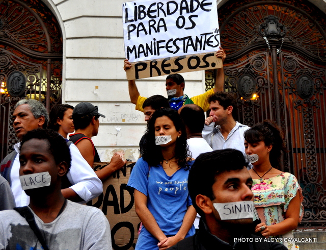 Manifestantes pedem a libertação dos que ainda permanecem presos. (Crédito: Alcyr Cavalcanti)
