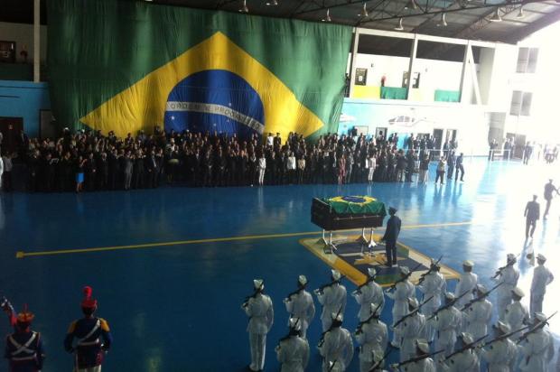Urna com restos mortais de Jango chega a Brasília (Foto: Guilherme Mazui / Agencia RBS)