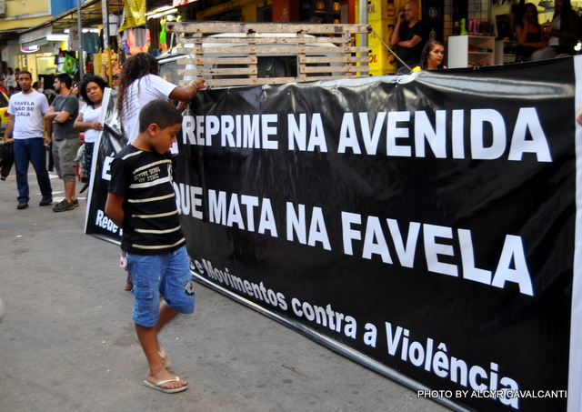 Moradores da Rocinha protestam contra a violência policial. (Crédito: Alcyr Cavalcanti)