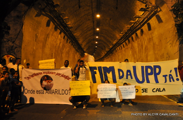 Protesto de moradores da Rocinha pelo desaparecimento do ajudante de pedreiro Amarildo de Souza (Crédito: Alcyr Cavalcanti)