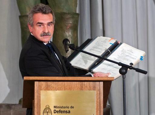 Ministro Agustin Rossi apresenta arquivos da ditadura (Foto: AFP)
