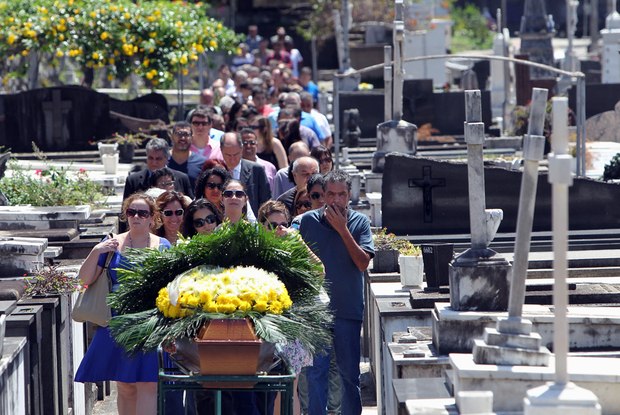Dezenas de pessoas acompanharam o enterro de Natalício (Foto: Carlos Moraes / O Dia)