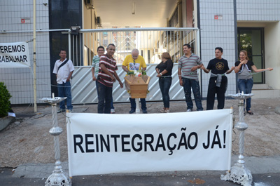 Ex-funcionários protestam na porta da TV pública amazonense (Crédito: SOS TV Cultura Amazonas)