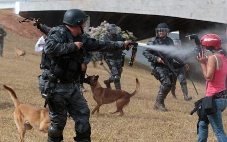 Policiais agridem jornalista durante manifestação em Brasília/ Foto: Fabio Braga/Folha Press