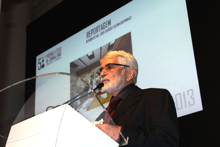 Fichel Davit Chargel, presidente da ABI, presta homenagem a Maurício Azêdo durante a entrega do 58º Prêmio Esso (Crédito: Everaldo d'Alverga)