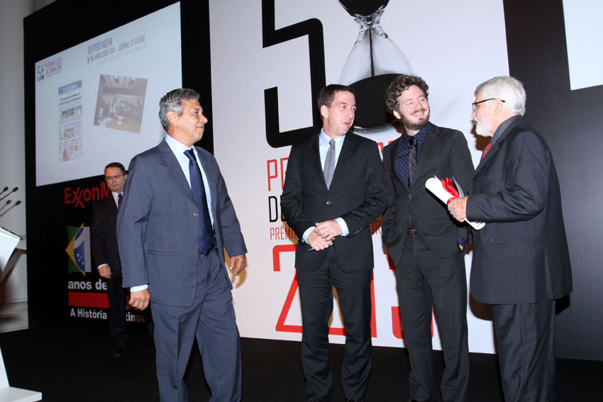 Jornalistas José Casado, Glenn Greenwald e Roberto Kaz, vencedores do Prêmio Esso de Reportagem, recebem o diploma das mãos de Chargel (Crédito: Everaldo d'Alverga)