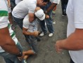 Juarez Matias registrou a imagem de um homem imobilizado por seguranças de ACM Neto, momentos antes de ele mesmo ser agredido. (Crédito: Juarez Matias/Bocão News)