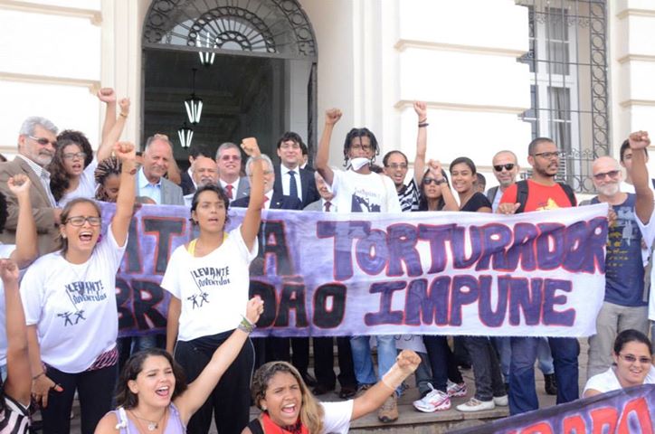 Manifestantes na porta do Fórum Ruy Barbosa, em Salvador, protestam contra censura. (Crédito: Reprodução)