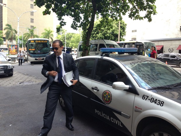 Delegado Maurício Luciano chegando ao MP (Foto: Káthia Mello/G1)