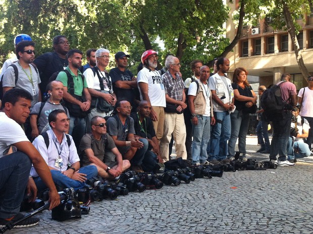 Cinegrafistas e fotógrafos fazem homenagem ao colega Santiago Andrade, morto após ser atingido por um rojão durante protesto no Rio de Janeiro (Foto: Daniel Silveira/G1)