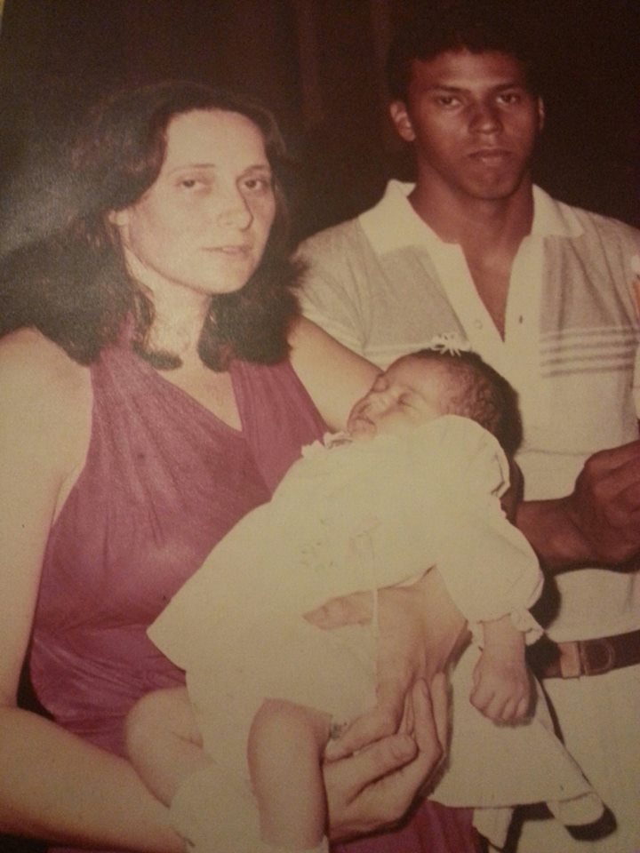 Foto de Vanessa Andrade bebê, com os pais, divulgada em sua página em uma rede social. (Crédito: Reprodução)