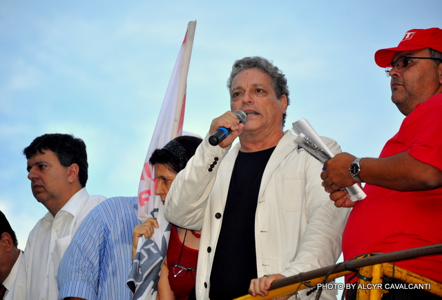 João Vicente Goulart, filho do presidente deposto pelo golpe civil-militar de 1964, discursou durante a manifestação (Crédito: Alcyr Cavalcanti)