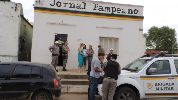 De acordo com Aníbal Ribas, policiais teriam invadido a sede do jornal sem mandado e feito ameças. (Crédito: Jornal Pampeano)