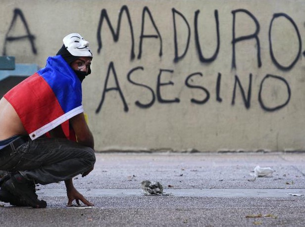 Jornalistas denunciam que pelo menos 74 profissionais foram agredidos durante os confrontos que tomaram as ruas de Caracas desde fevereiro. (Crédito: Reuters)