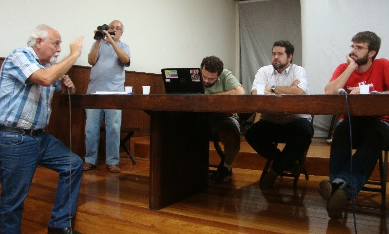 Orlando Guilhon (Fale-Rio) expondo suas preocupações a respeito da criação do  Canal da Cidadania. Sentados a mesa, Daniel Fonseca (Intervozes),  Daniel Mazola (ABI) e Rafael Duarte (APN). 