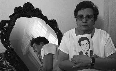Teresa, mulher de Manoel Filho, abraçada ao retrato do marido assassinado(Reprodução UOL BLOG)