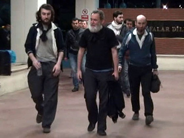 Os jornalistas Edouard Elias, Didier Francois, Pierre Torres e Nicolas Henin são vistos chegando a hospital na Turquia neste sábado (19). Eles estavam sequestrados desde junho de 2013 (Foto: Dogan News Agency/AFP)