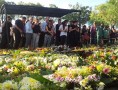 Parentes e amigos presentes no enterro de Luciano do Valle (Foto: Fernando Pacífico