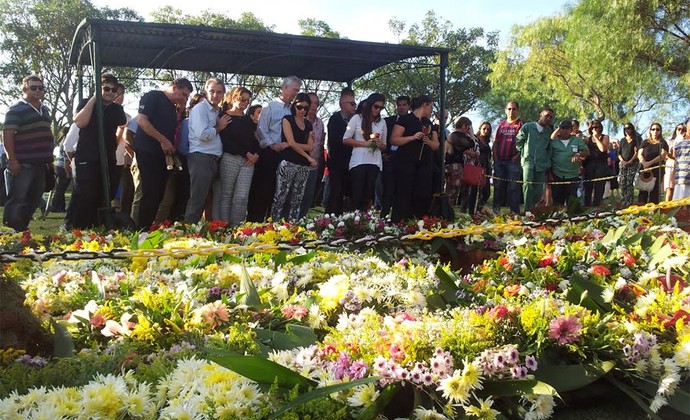 Parentes e amigos presentes no enterro de Luciano do Valle (Foto: Fernando Pacífico