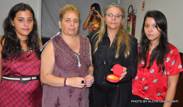 A viúva de Maurício Azêdo, Marilka Azêdo (centro, com a medalha), e as filhas Ana Luísa (esq.), Maria Clara (centro) e Maria Ilka (dir.) (Crédito: Alcyr Cavalcanti)