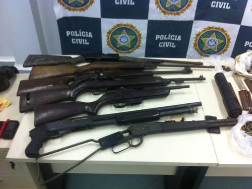 Armas roubadas do sítio de Paulo Malhães e recuperadas pela polícia do Rio (Foto: Rafaela Marinho/O Globo)