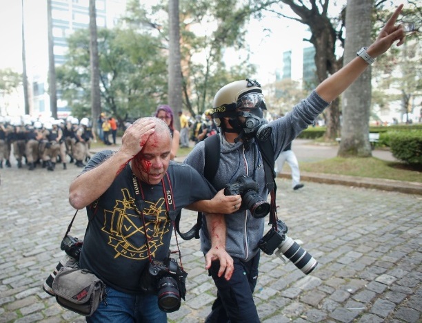 Fotógrafo Sergio Moraes, da agência Reuters, é atingido por pedrada durante manifestação em Belo Horizonte (Crédito: Victor R. Caivano/AP)
