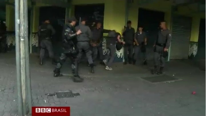 Cineasta Jason O'Hara é cercado e agredido por sete policiais militares, durante a cobertura de protestos. (Crédito: Reprodução/BBC)